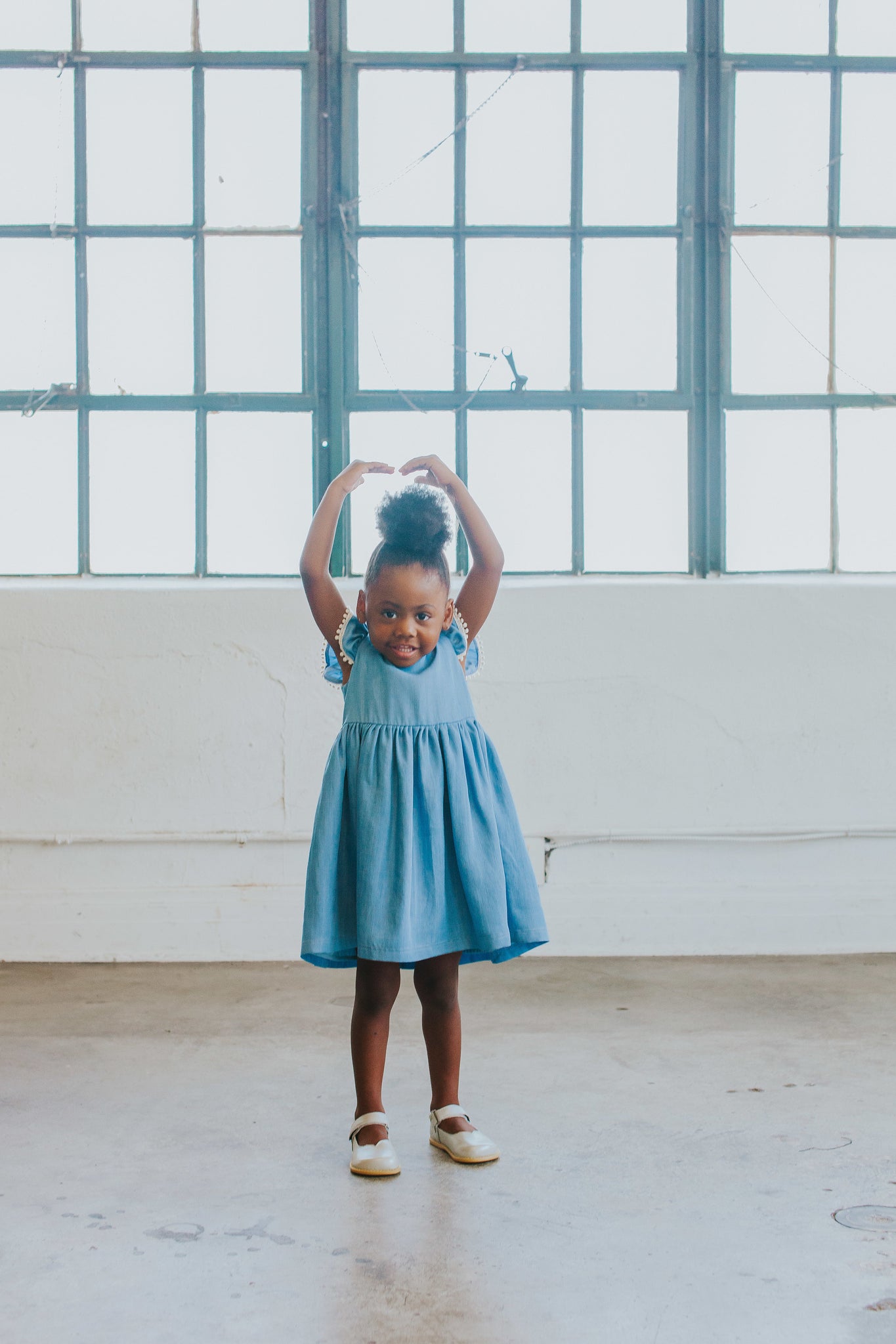 Little Girl s Chambray Cotton Flutter Sleeve Dress with Keyhole Cut Ou cuteheads